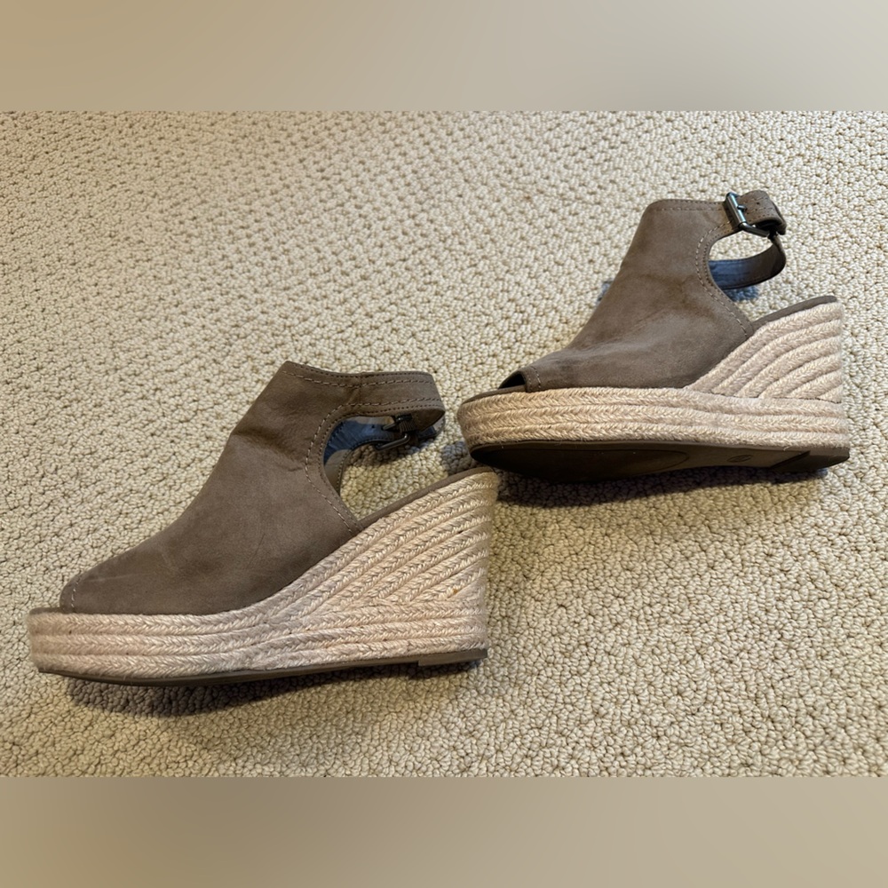 Universal Thread Peep Toe Wedges - Picture 6 of 7